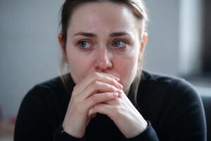 descubre las señales físicas que indican que tu cuerpo está procesando emociones que tu mente aún no reconoce. aprende a identificar y comprender estas señales para mejorar tu bienestar emocional.